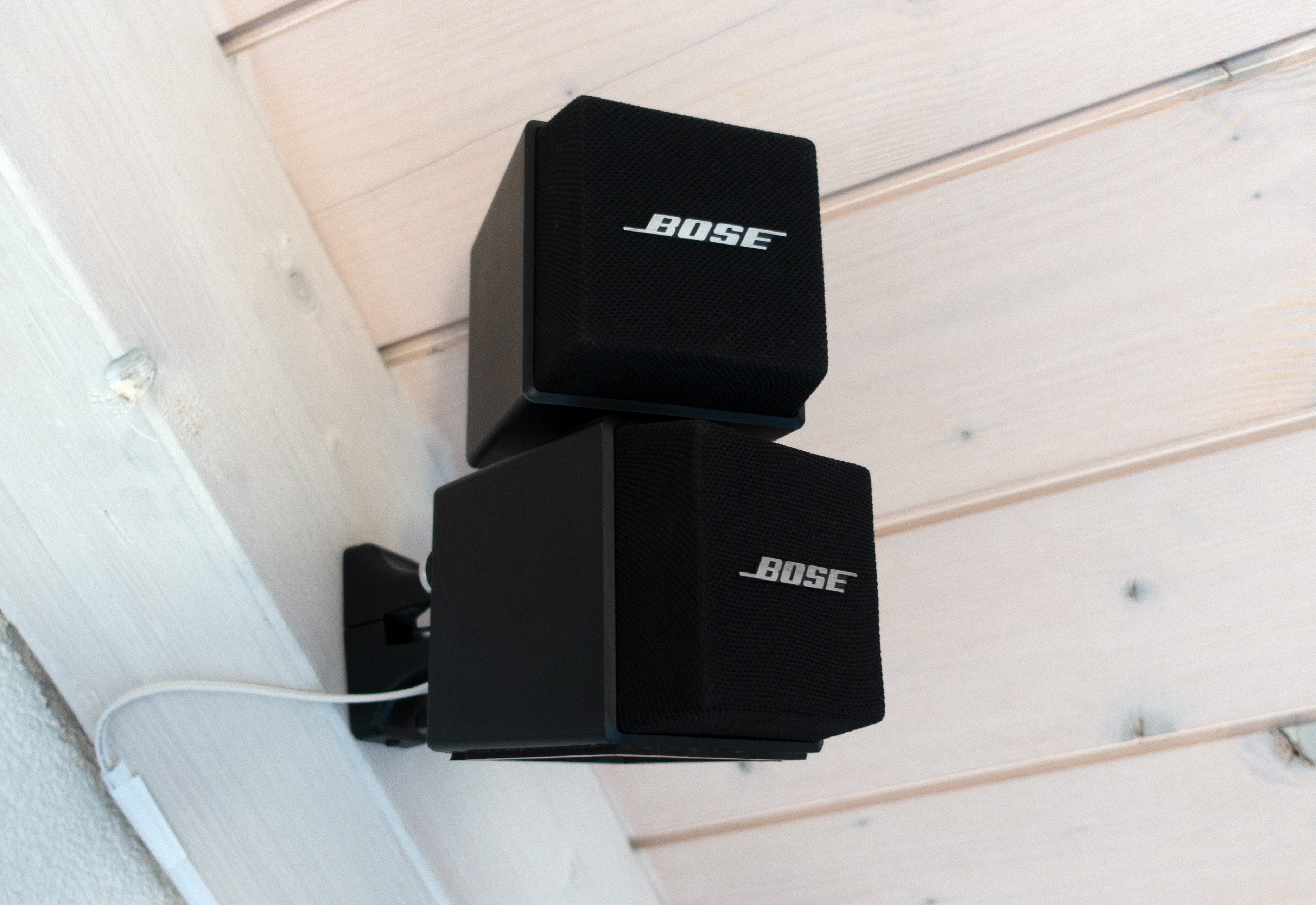 Pair of BOSE White Dual Cube Speakers Lifestyle/ Acoustimass Ships from Canada