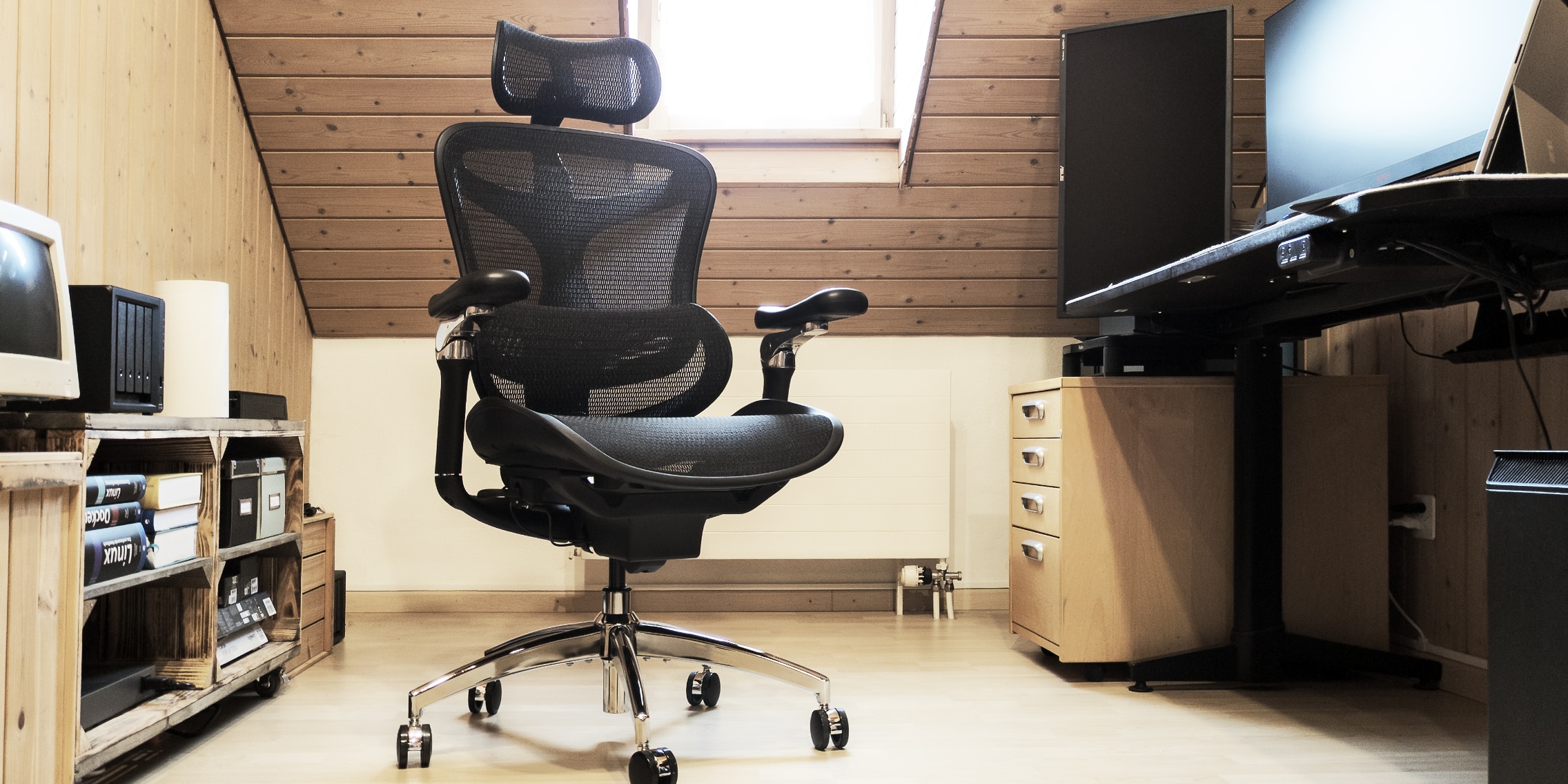 Chaise noire en similicuir haut dossier - Surplus GRL | Ameublement de
