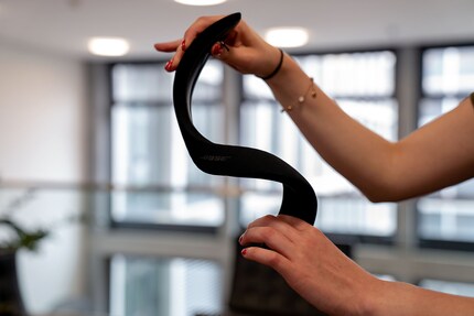 L’enceinte SoundWear se tord dans tous les sens.