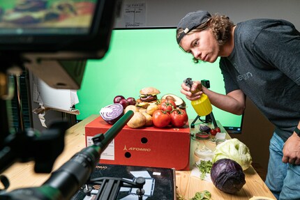 Le hamburger mis en scène et les légumes arrosés d'un peu d'eau ; miam !
