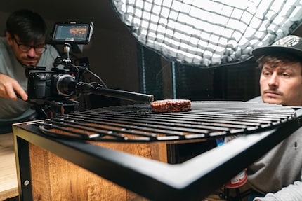 L'illusion parfaite : faire des grillades dans le salon.