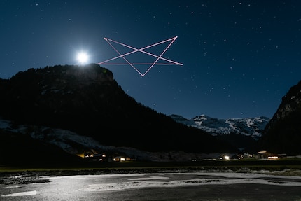Photo 1 : le drone dessine une étoile à une hauteur de 60 mètres au-dessus du sol. ISO 100 f4 50 secondes d'exposition.
