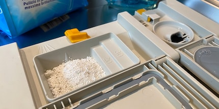 A dishwasher, detergent and rinse gloss are the essentials for optimal cleaning.