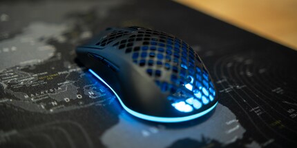 Die Maus ist für Claw- und Fingertip-Grip ausgerichtet, kann aber auch mit Palm-Grip bedient werden.