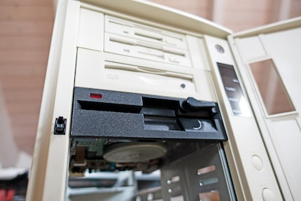 De haut en bas : lecteur de disquettes 3,5 pouces, super disk drive, zip drive, lecteur de disquettes 5,25 pouces.