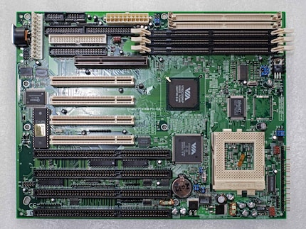 La Tyan S1590 Trinity 100 AT a tout pour plaire : quatre emplacements PCI, quatre emplacements ISA, assez de place pour des cartes extra-longues, et même la possibilité d'utiliser des processeurs AMD K6-2 plus rapides.