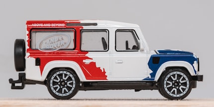 Sir William Jones avec sa Land Rover Defender