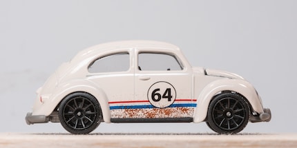 Anton Wagner, légende vivante avec la Coccinelle Volkswagen.