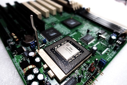 Processeur Intel Pentium avec technologie MMX 233 MHz, FSB 66 MHz et cache L2 512 Ko.