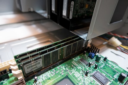 La carte mère et la RAM entrent exactement à côté de la cage du disque dur.