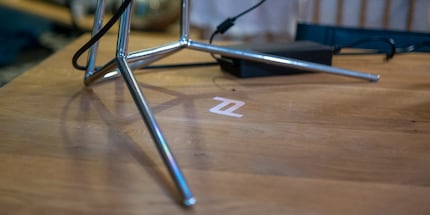 Le support dépasse énormément la profondeur de l'écran, devant et derrière.