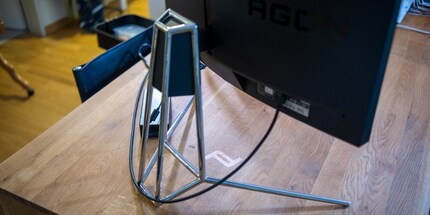 Le support est inspiré des cages de sécurité. Il n'offre cependant aucune solution pour la gestion des câbles.