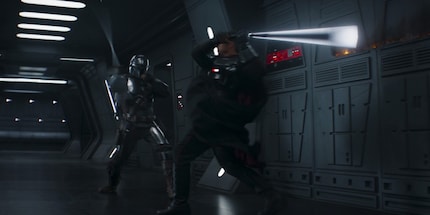 Combat magnifiquement chorégraphié entre Din Djarin et Moff Gideon.