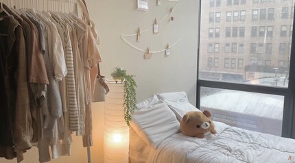 Les plantes artificielles peuvent facilement être combinées avec des lampes, car elles n'ont pas besoin de terre. Photo : youtubeuse « Marihuni »