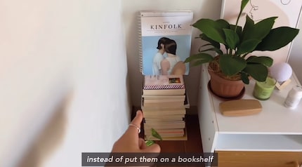 Les magazines empilés deviennent des espaces de stockage. Photo : youtubeuse « Risha Atp »