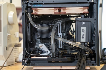 The temporary loop: pump – radiator bottom – graphics card – radiator top – reservoir.