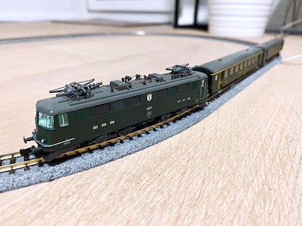 La légendaire Ae 6/6, ici la « Stadt Basel » avec deux wagons des CFF. C'est certainement l'une des plus belles locomotives qui ait jamais traversé notre pays ou mon appartement !