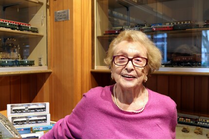 Ce n'est pas le manque de clients ou le virus qui lui gâcheront le moral : Mme Neisser dans son magasin de trains miniatures qu'elle dirige depuis 1981.