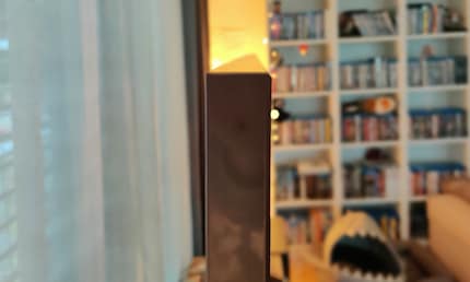 La télévision vue de profil, sans poils de chat.