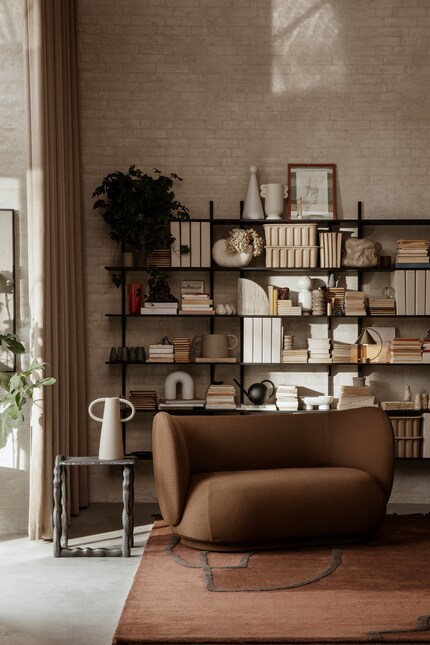 Ce mélange de livres et d'objets décoratifs confère une certaine légèreté à l'ensemble. Photo : Ferm Living