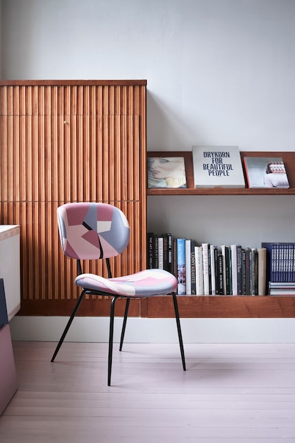 Stimulation des sens : une bibliothèque physique présentant vieux journaux et bouquins. Photo : HK Living