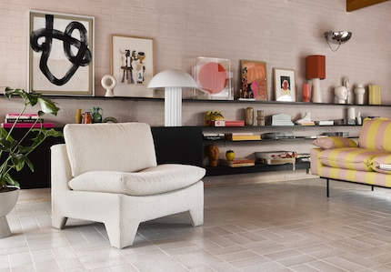 L'association objets d'art et livres fait la particularité de cette bibliothèque. Photo : HK Living