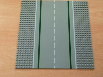 Grises et plates : c'est ainsi que nous connaissons les vieilles plaques LEGO.