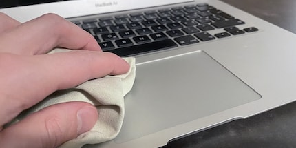 Le tissu en microfibres fait également des merveilles sur les ordinateurs portables.