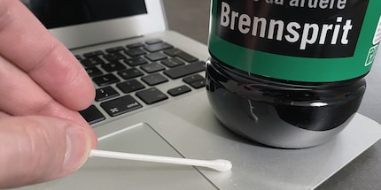 L'alcool est utilisé pour les taches particulièrement tenaces.