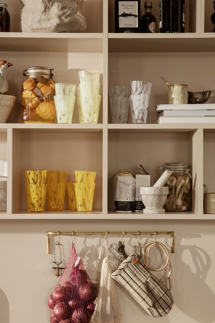 La mise en valeur passe par des rangements transparents. Photo : Ferm Living