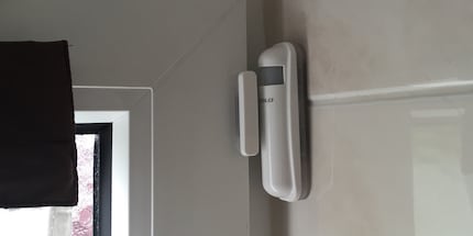 Included in Devolo's range: window and door contacts to secure your home. Image source: loggn.de