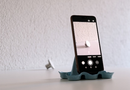 Qu'il s'agisse d'une pile de livres, d'un support pour téléphone portable ou d'un trépied, tous les moyens sont bons pour maintenir votre smartphone en place.