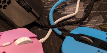 En ce qui concerne les câbles, Cooler Master arrive en tête, suivi de Glorious. Avec le M42, il est recommandé d'utiliser un porte-câble de souris.