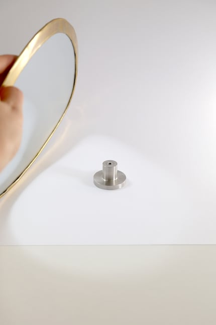 Un miroir peut remplacer le réflecteur professionnel.