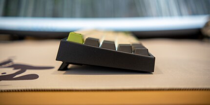 A side view: the OEM profile using different keycaps on each row is clearly visible here.