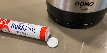 Le produit pour prothèses dentaires fait également des miracles sur une bouilloire.