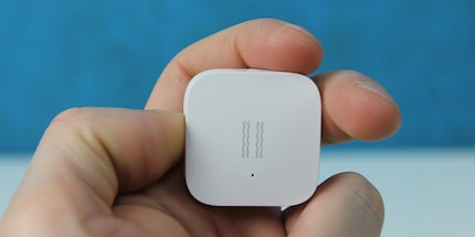 Petit et discret, le capteur de vibration s'intègre partout. Source : gadgetpage.ru