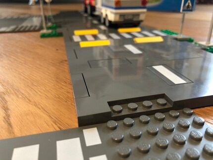 Rien ne va plus ici : comparaison de la hauteur des anciennes et nouvelles routes Lego.