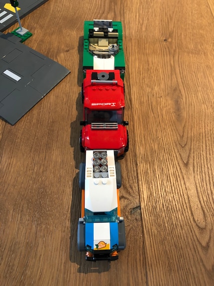 Véhicules Lego de différentes largeurs. Devant, le dernier modèle, la voiture du set Skatepark.