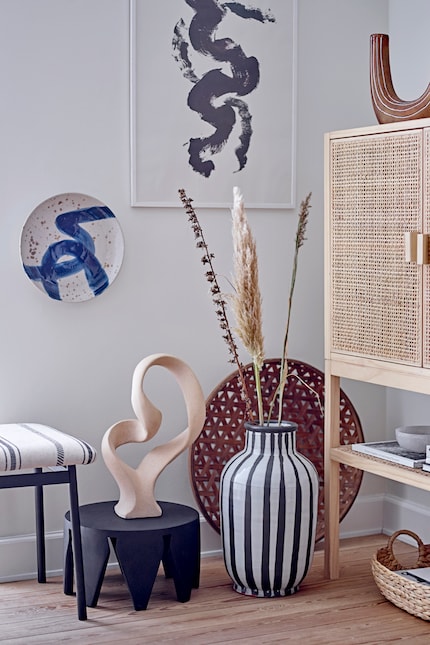 Combinée à un cadre photo, une assiette permet d'aérer la décoration. Photo : Bloomingville