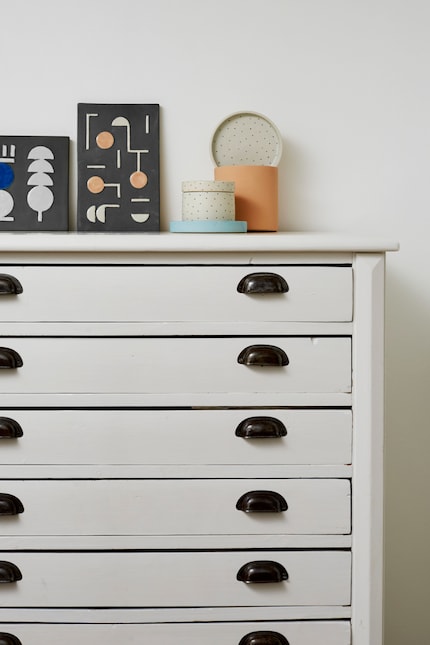 Posées sur une étagère ou une commode, les assiettes n'ont plus besoin d'être percées. Photo : Oyoy