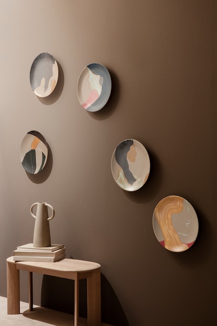 Les illustrations modernes donnent à l'assiette murale un aspect tout sauf démodé. Photo : Ferm Living
