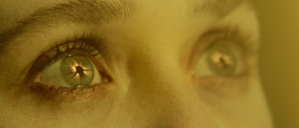 Arrivez-vous à voir qui est la silhouette dans la lumière jaune ?