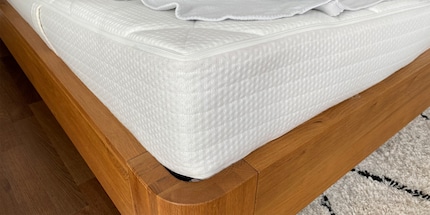 La housse de matelas ne protège pas entièrement votre matelas des taches.