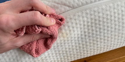 Utilisez le gant de toilette pour essuyer la saleté de la housse du matelas !