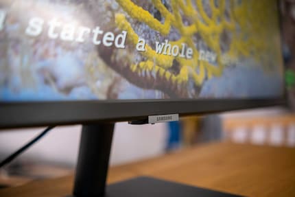 The barely visible edge comes in a brushed aluminium look.