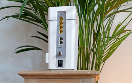 Die Rückseite bietet viermal RJ45 LAN (Gigabit), zweimal Telefonanschluss, COAX-Anschluss sowie ein WPS Button, Reset Button und Power Switch.