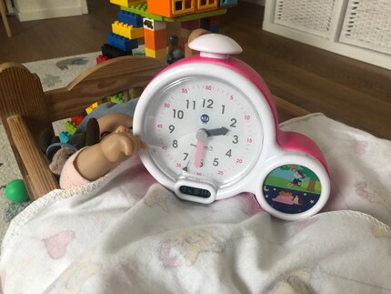Le réveil pour enfants est doté d'une horloge analogique bien conçue, d'une horloge numérique trop petite et d'une indication pour savoir si c'est l'heure du coucher ou de l'amusement.
