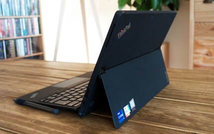 L'arrière comprend un appareil photo de 8 mégapixels et arbore le logo ThinkPad avec i lumineux.