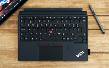 Le clavier au design ThinkPad adhère magnétiquement et possède également un capteur d'empreintes digitales.